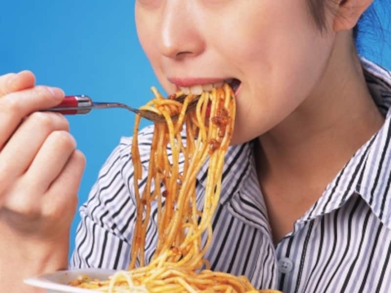 遅い時間の食事で太ってしまうのは、あるタンパク質の働きによるもの