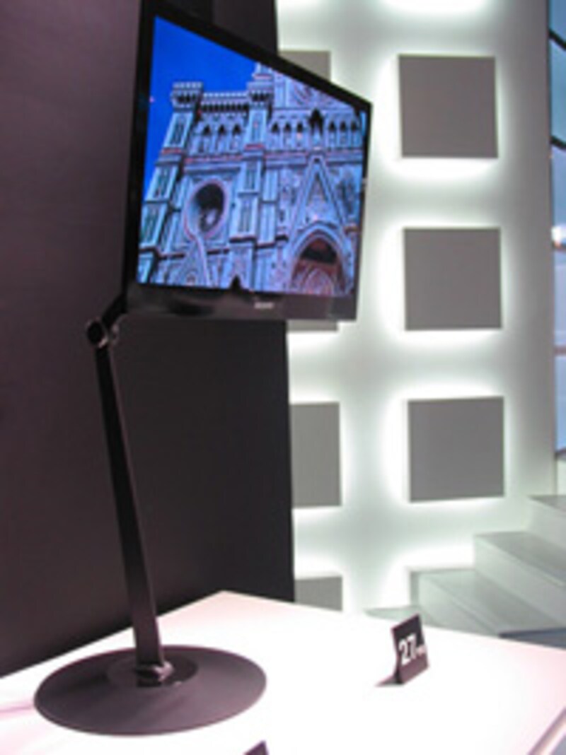 ソニーのブースに大量に展示された世界初の有機ELテレビ・XEL-1。発売はもうすぐだ