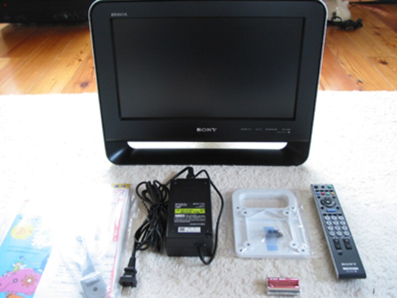 ガイド宅に到着、梱包を解いたKDL-16M1（S)。昨今の各社製品に共通して部品数が非常に整理されている