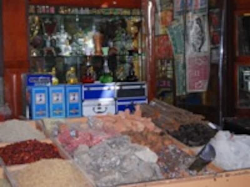 アラブ人やインド人など現地の人々が日々使うスパイスをが売られている