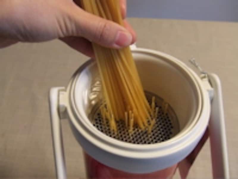 パスタを入れる