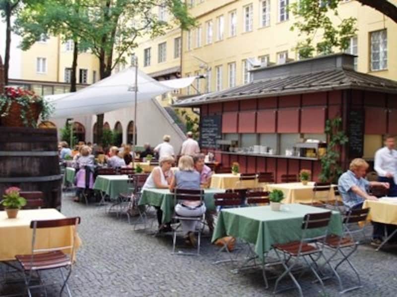 高級デリカ、ダルマイヤの裏手にあるアルター・ホーフのテラス席。