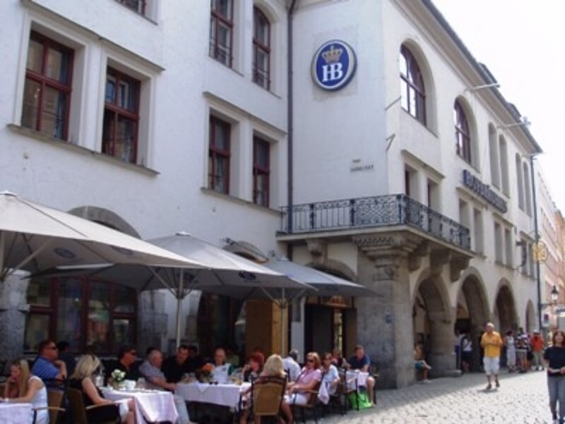 ホーフブロイハウスはプラッツル広場のシンボル的存在