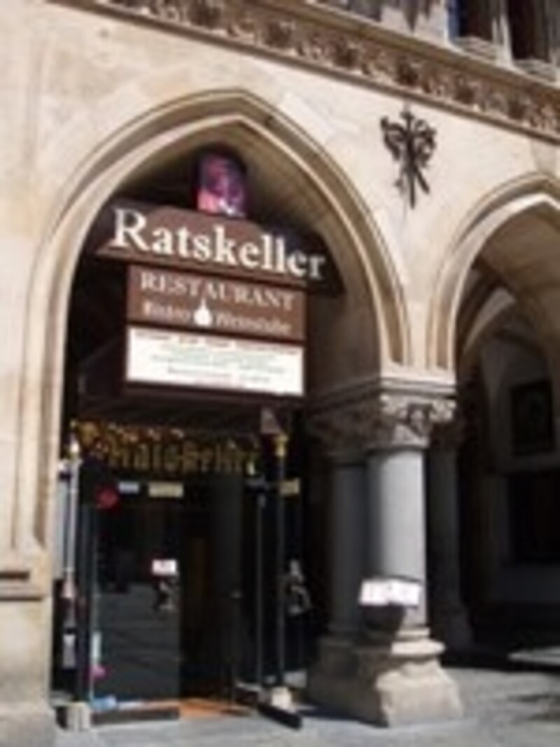 新市庁舎のあちこちに入口のあるラーツケラー