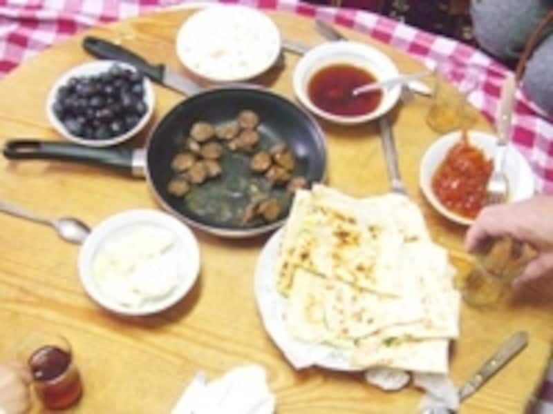 中央アナトリアの典型的食卓（スジュック、ギョズレメ、オリーブ、チャイ等）