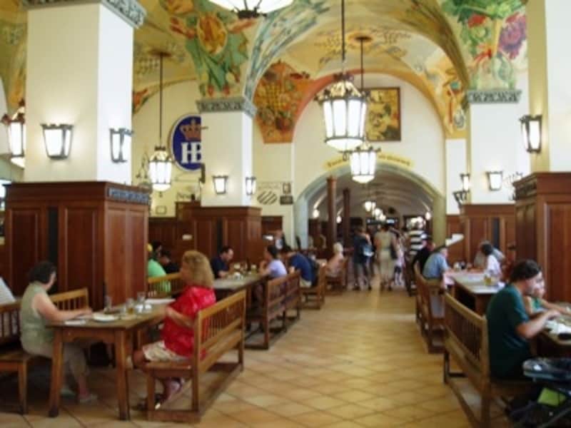 ホーフブロイハウスは地階のビアホールかビアガーデンがおすすめ