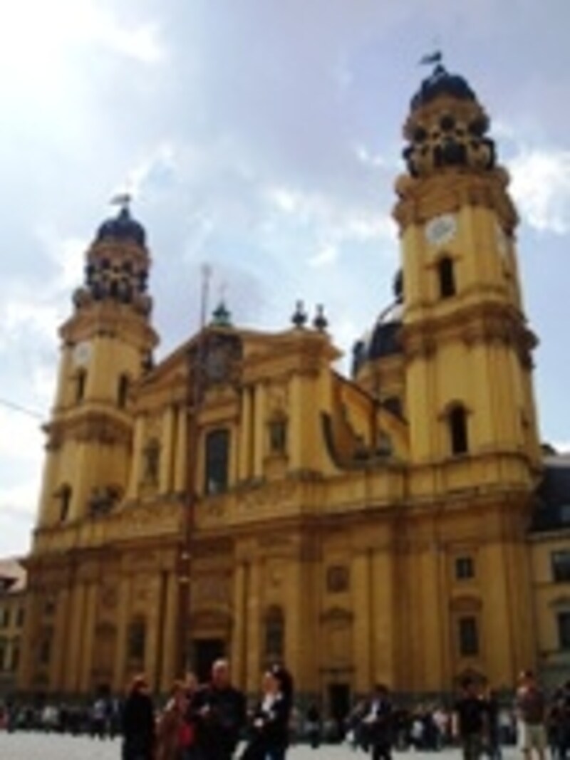 オデオン広場に彩を添えるテアティーナ教会