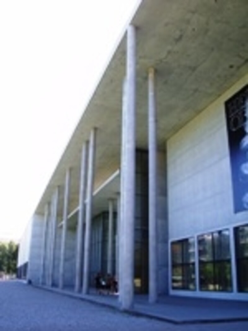 無駄のないシャープな外観のピナコテーク・デア・モデルネ