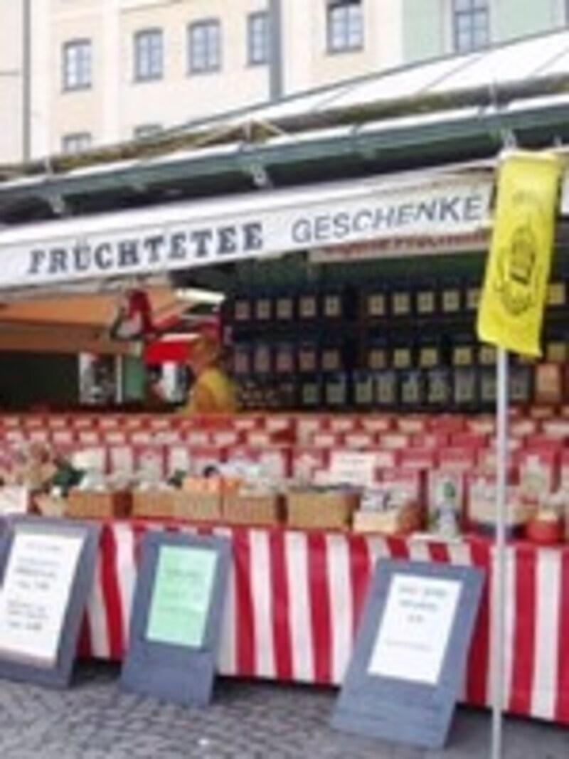 種類も豊富なお茶の露天