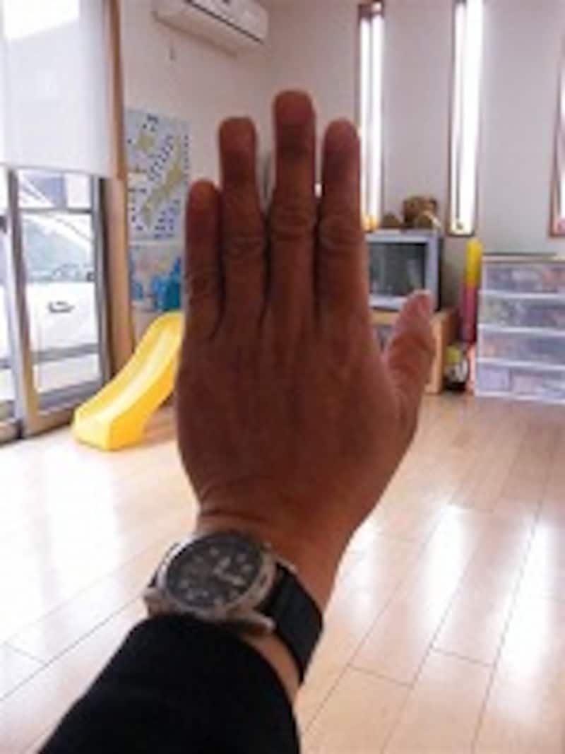 壁に背を向けて撮影