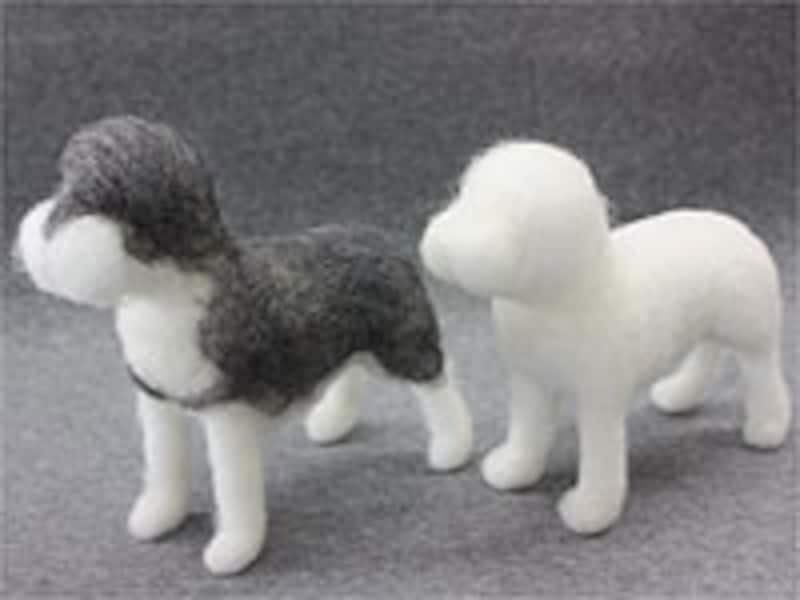 被毛と同じ色の羊毛を乗せる