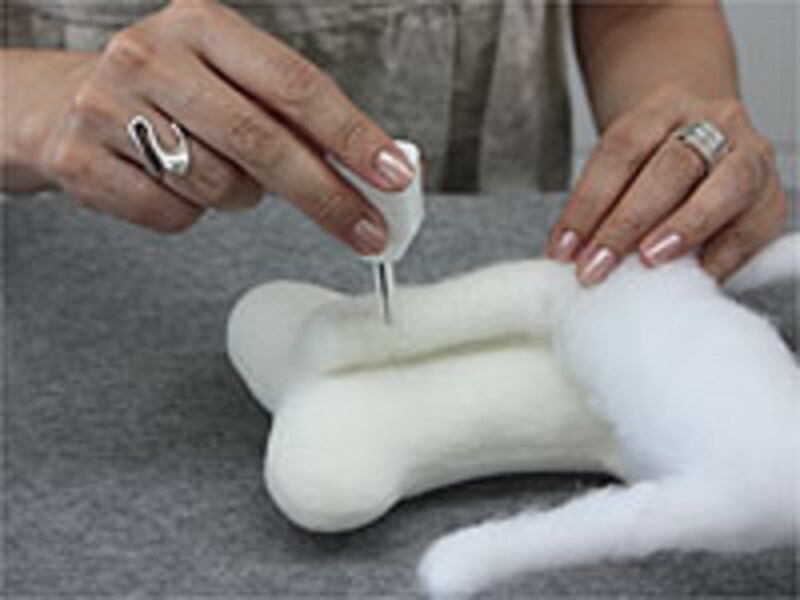 羊毛を乗せて脚の形を整える