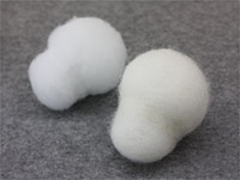 頭部のパンヤに羊毛を乗せる