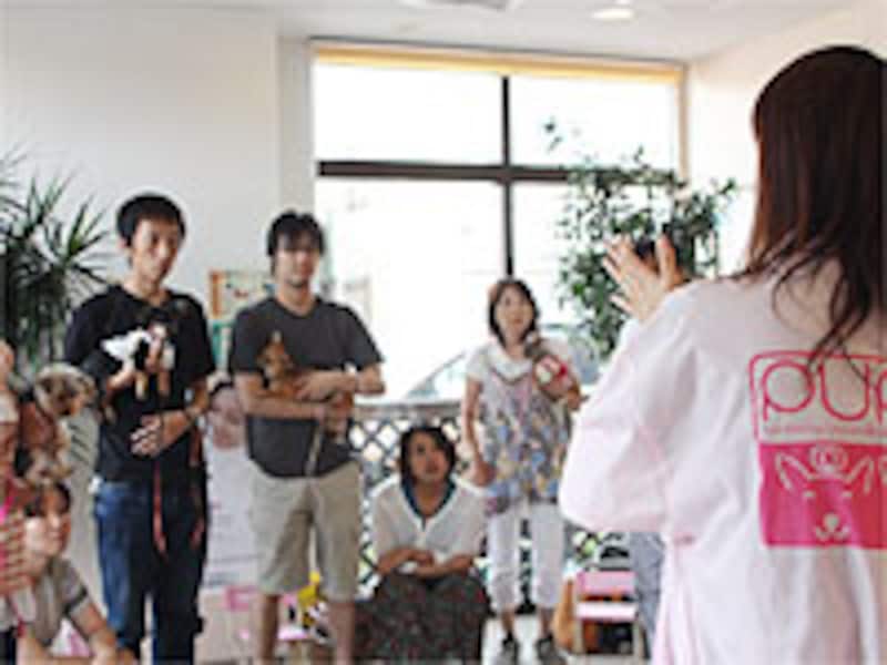 インストラクターの話に聞き入る参加者の皆さん