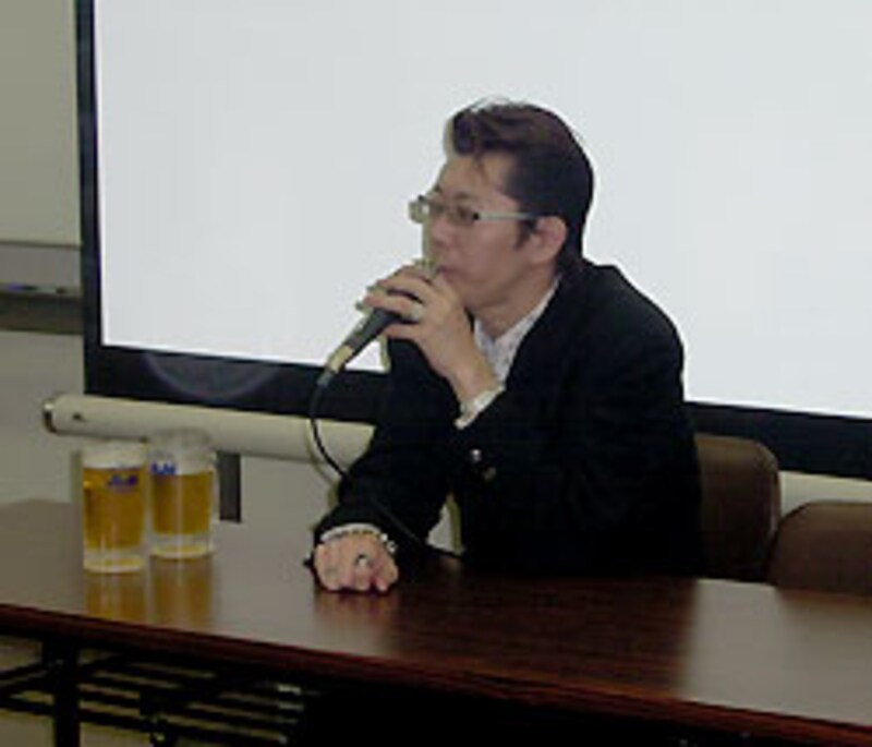 右手にあるのは．．．何？