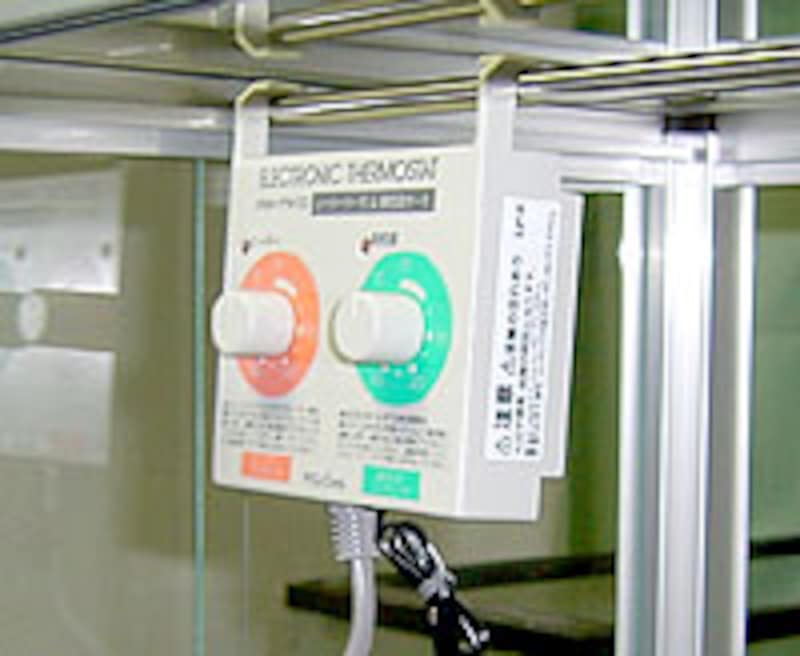 左側がヒーター用、右側が換気扇用の温度調節ダイヤル