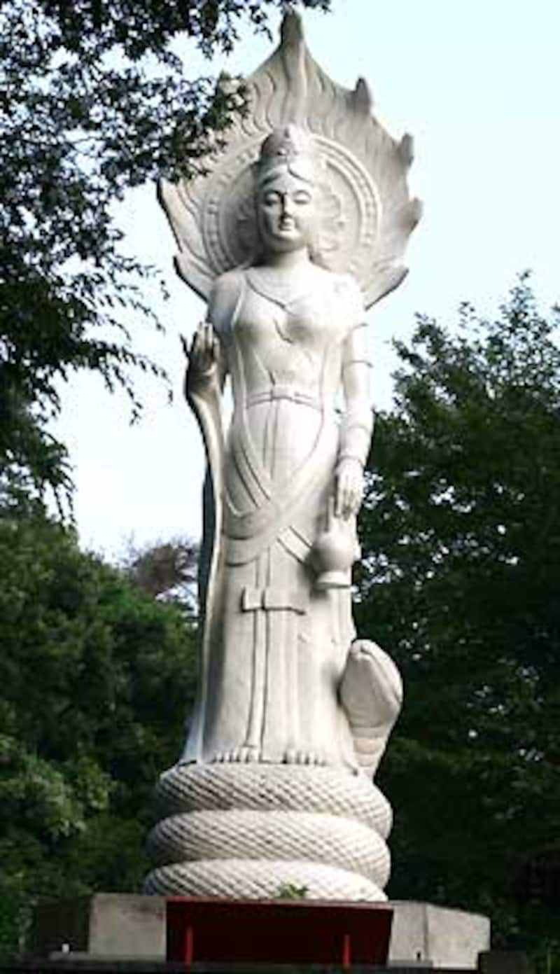 なんで観音様にヘビが巻き付いているんだろう．．．という疑問を持ってはいけない