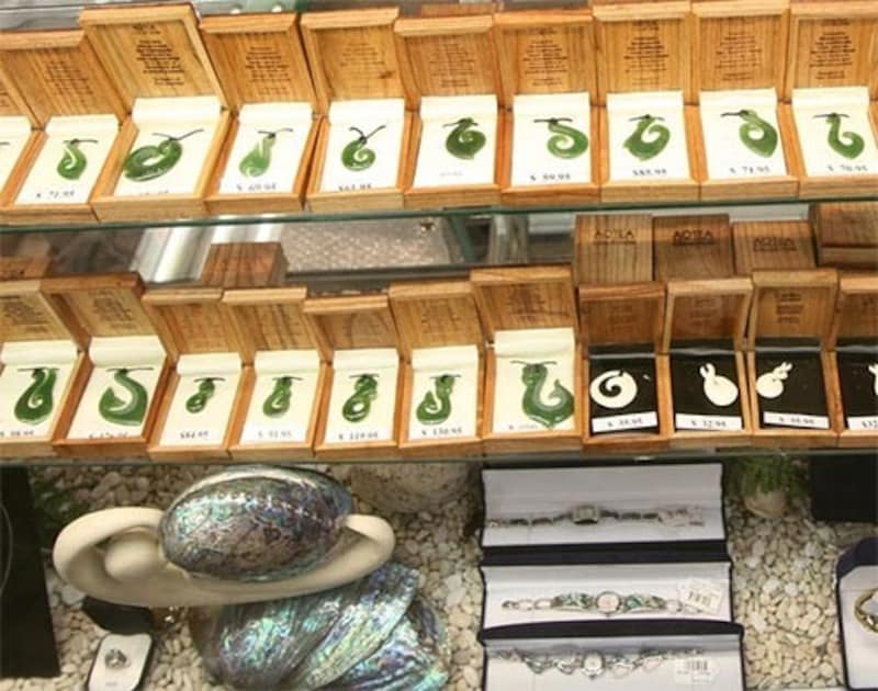 形や大きさによって一つ一つ味わいが異なるグリーンストーン(ヒスイ)