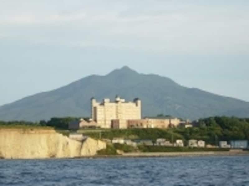 小高い丘に建つ「ホテルグランメール山海荘」。ここから望む日本海は絶景です