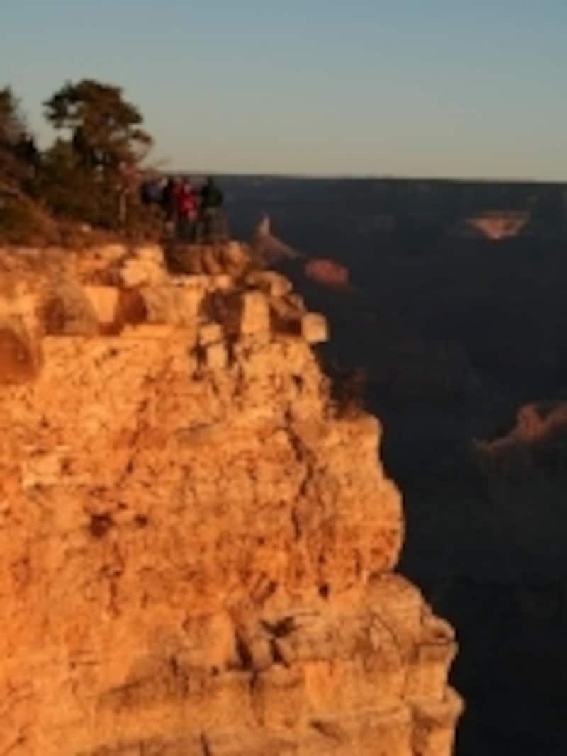 朝日があたってオレンジ色に輝くキャニオン