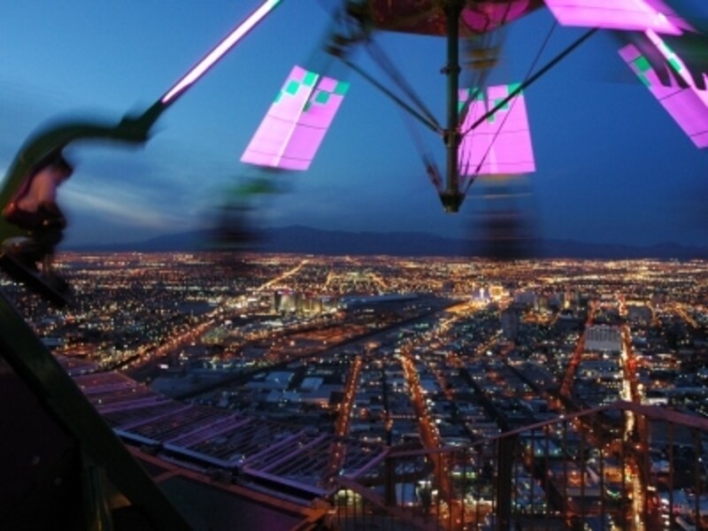 地上350m、ストラトスフィアタワー上部にあるブランコ型マシーン“インサニティ”