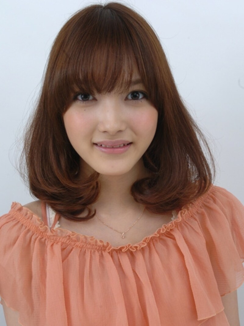 鎖骨ラインのレイヤーミディアム