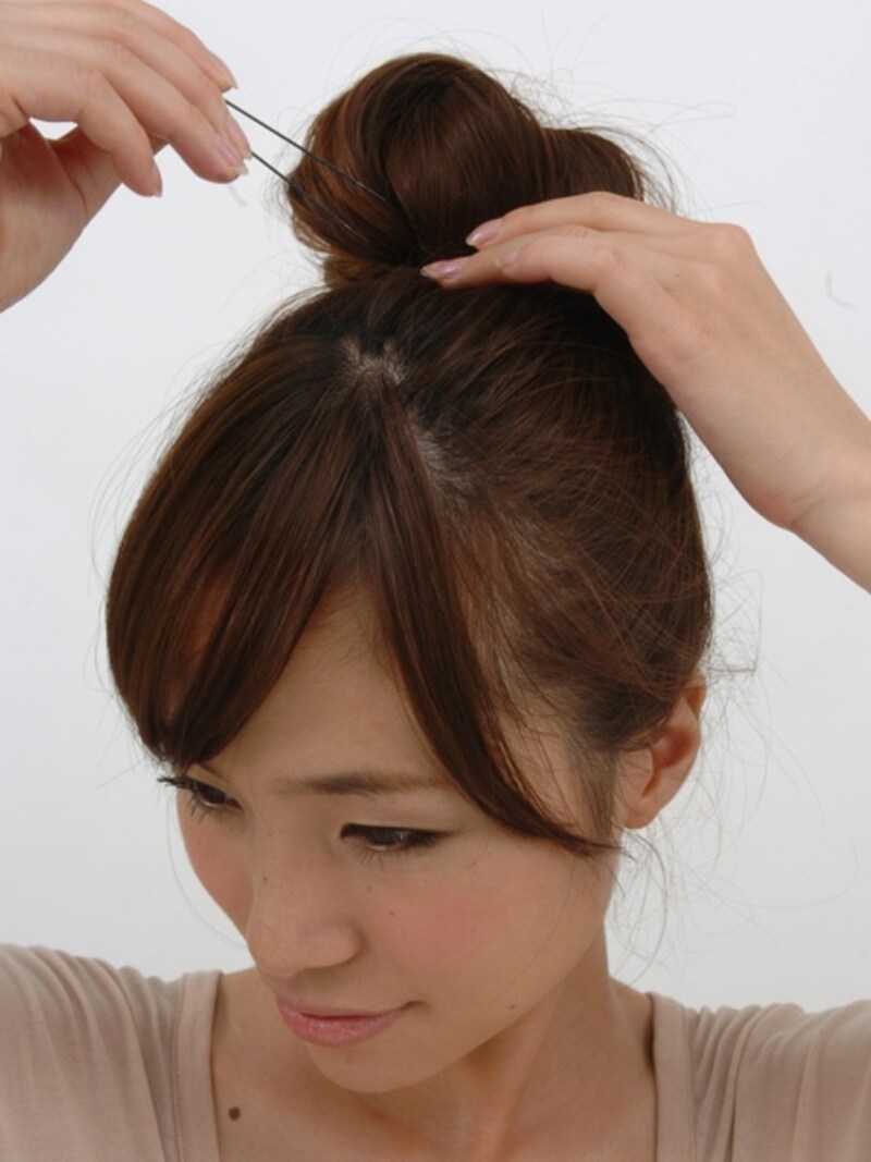 外側の毛をすくって中心に向かって留める