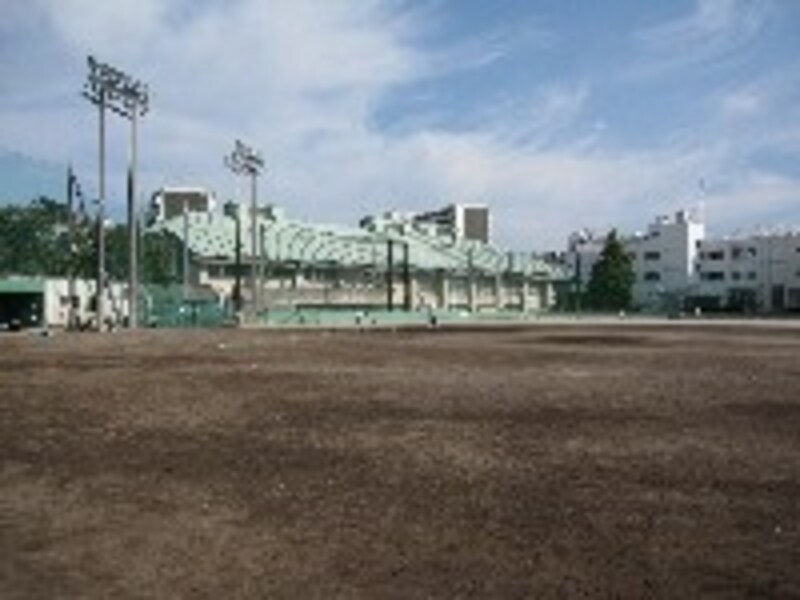 愛知高校の南グラウンドと体育館。野球部からは何名ものプロ野球選手を輩出
