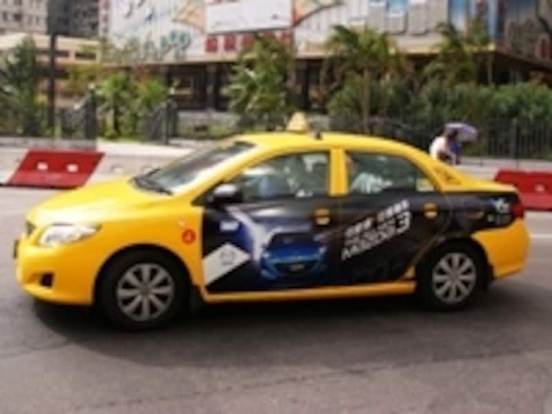 マカオのタクシーは派手な車体広告のラッピングも珍しくありません