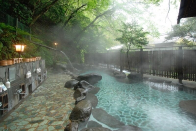 清流沿いにある男性用 露天風呂 「行基の湯」