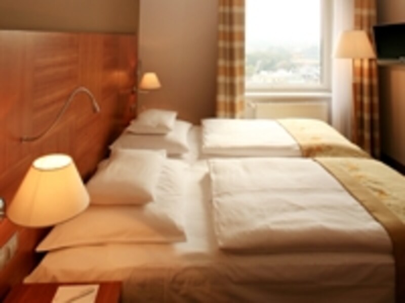 客室はシンプルながらも快適な空間となっている