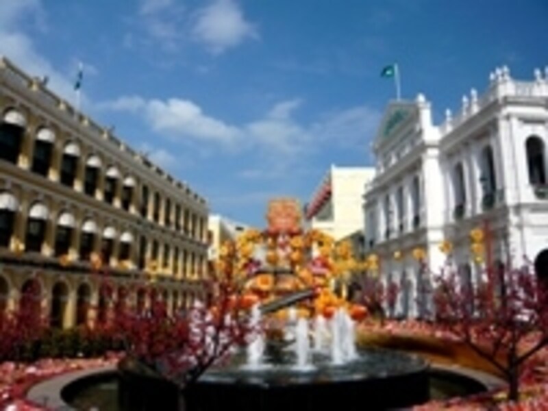 セナド広場も派手な春節の飾り付けに