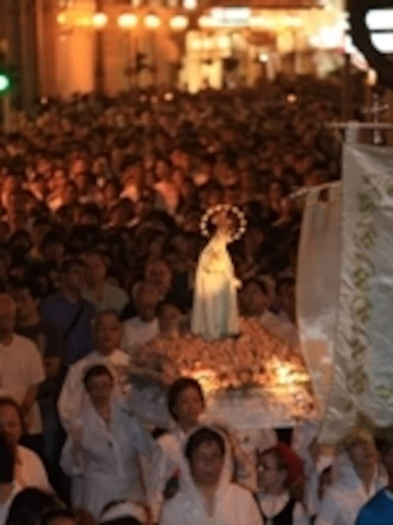 厳かな雰囲気に包まれるファティマ聖母の行列 (c) MGTO 澳門特別行政区政府旅遊局