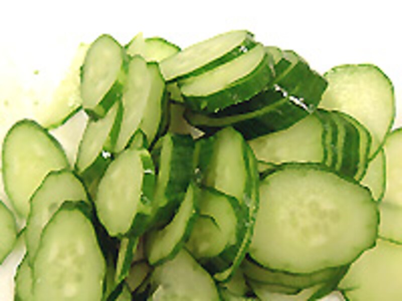 きゅうりはスライスします。