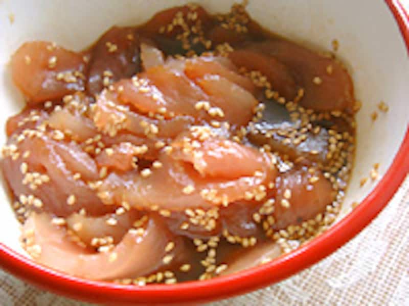 マグロを漬け汁に漬けておきます。