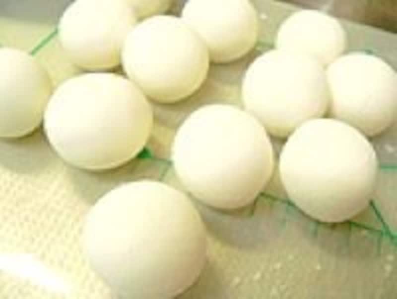 一度棒状にすると等分にしやすいです。そこからまるまるっと丸めて。手のひらの窪みや固い部分を使いながらきれいな球に！