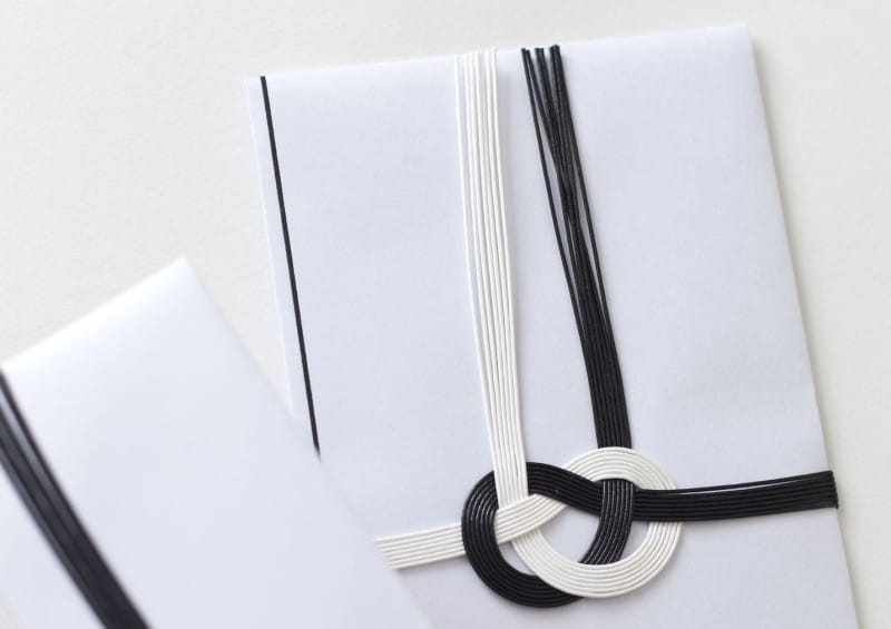 【新盆・初盆に招かれた側のマナー】表書き、仏式の場合は「御仏前」「御供物料」で