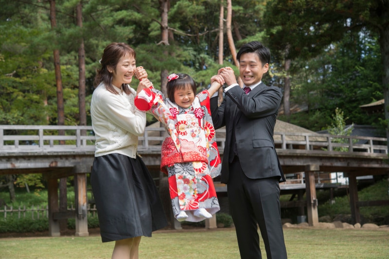 七五三の母親の服装は、スーツであれば入学式のようなイメージで、着物は訪問着や色無地などを。父親は普段着慣れたビジネススーツを。