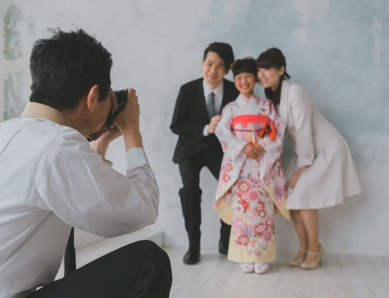 七五三のお祝いは、家族で写真撮影、神社で参拝、そして家族で食事するスタイルが一般的