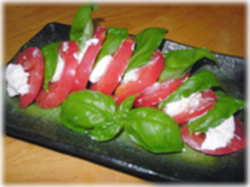 トマトとヨーグルトとバジルのサラダ