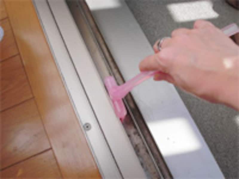 サッシブラシを横向きで使用