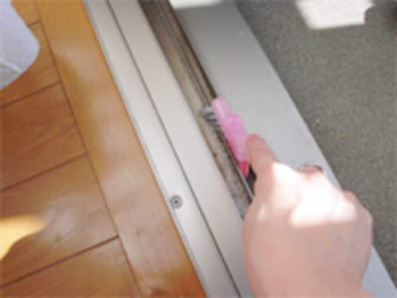 サッシブラシを縦向きで使用