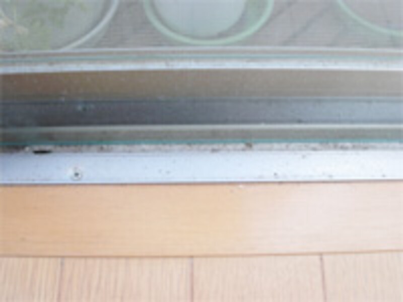 窓のゴムパッキンのカビ