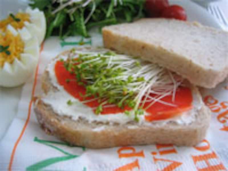 サーモンとマスタードスプラウトのサンドウィッチ