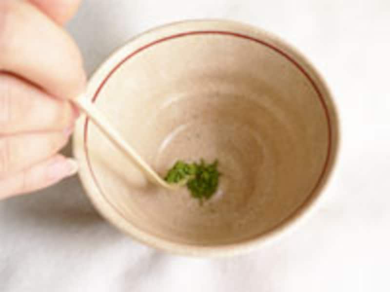 お湯を茶碗に入れる