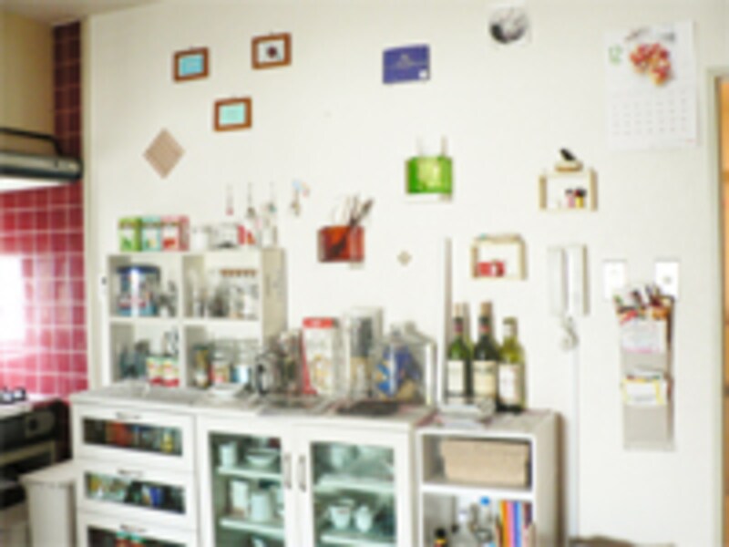 キッチンの壁のディスプレイ