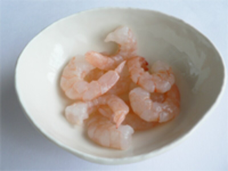 剥きえびを茹でる
