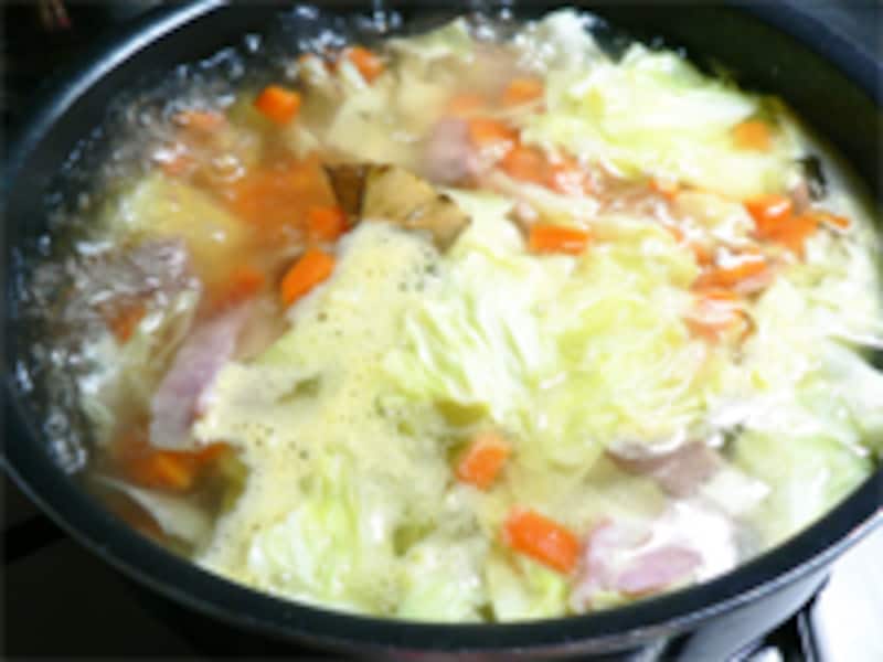 煮込む