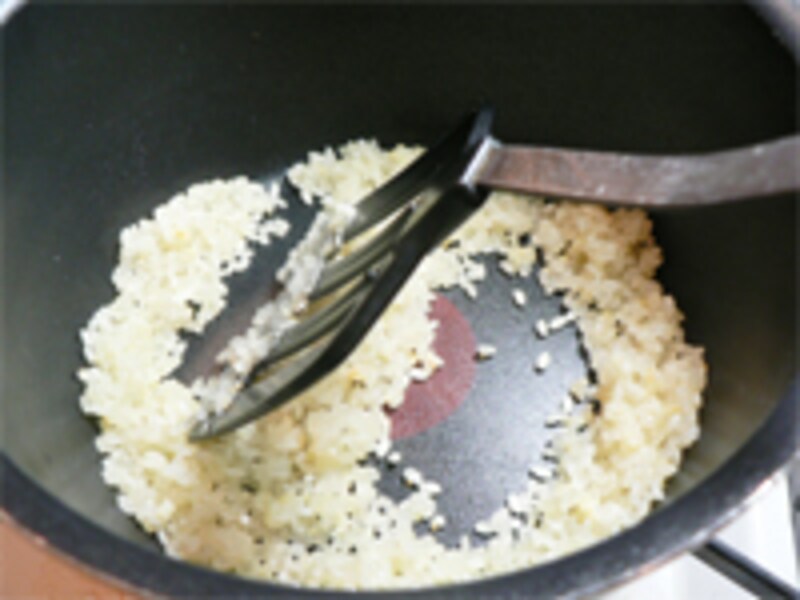にんにくと生米を炒める