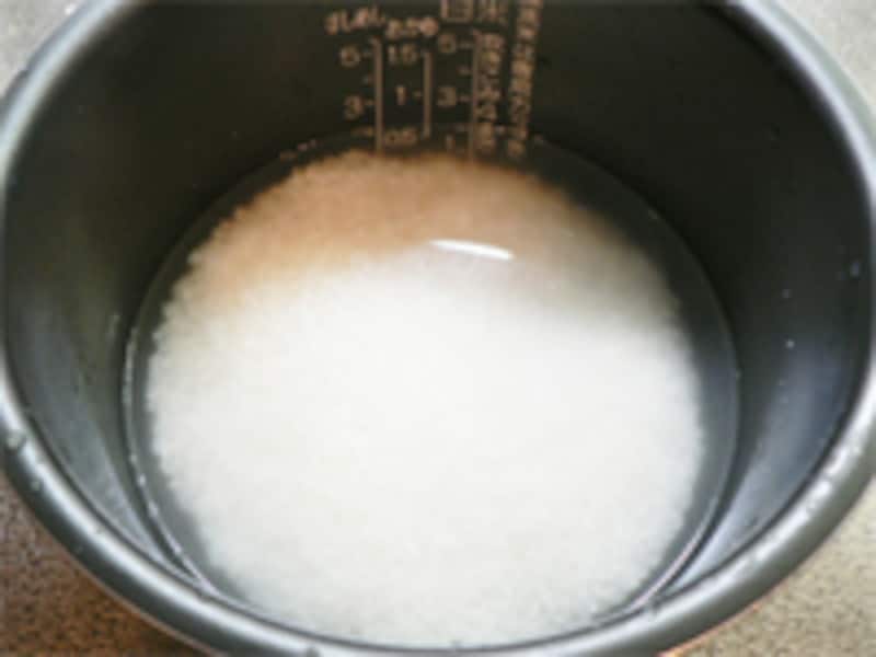 昆布とかつおを刻む